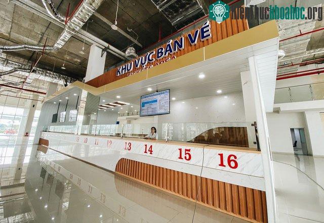 Quầy vé nằm bên trái hướng từ cổng chính vào.