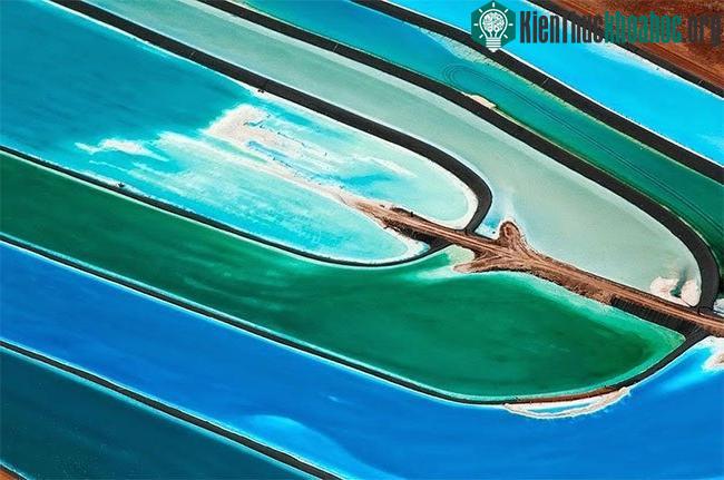 Lạ mắt hồ nước cầu vồng giữa sa mạc nước Mỹ ảnh 3