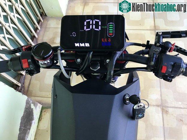 Màn hình màu của xe Alita được Vũ mua lại từ chiếc xe điện thường có kích thước 6 inch