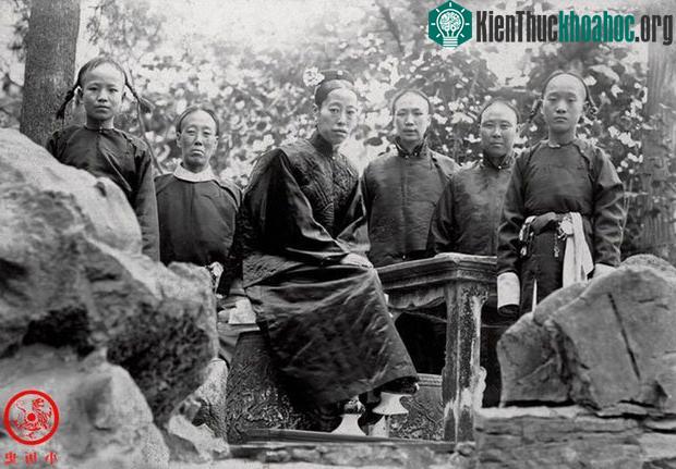 Sau khi Hoàng đế Quang Tự băng hà, Long Dụ Hoàng hậu (giữa) được tôn làm Hoàng thái hậu.