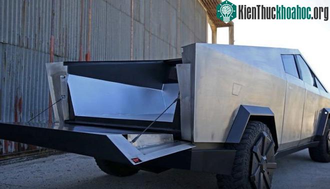 Về cơ bản, nó thể hiện rõ ràng tinh thần của Cybertruck.