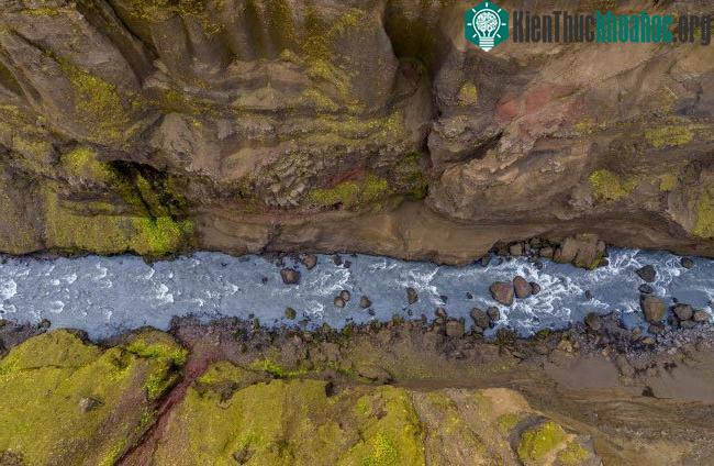 Sông Markarfljot chạy qua hẻm núi, tạo nên khung cảnh tuyệt mỹ ở Iceland.