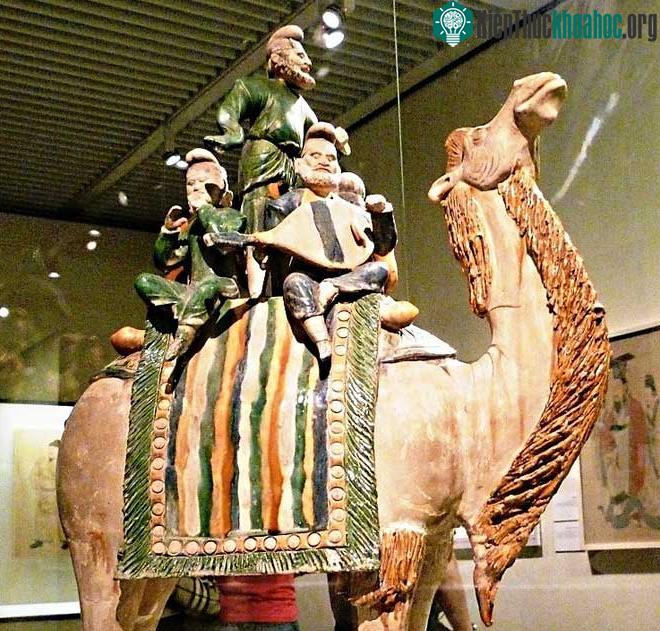 Bức tượng thời Đường mô tả khung cảnh trên con đường tơ lụa