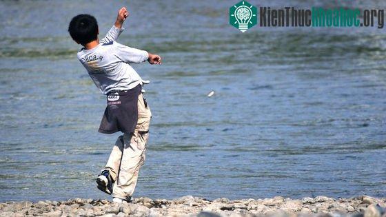 Hòn đá khi ném xuống nước ở một góc nông có thể nảy lên nhiều lần trước khi chìm xuống.