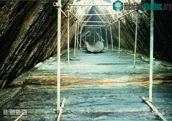 Quan tài độc mộc được đúc nguyên khối từ cây gỗ 1.000 năm tuổi.