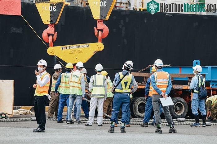 Công tác chuẩn bị bốc dỡ toa tàu xuống xe siêu trường siêu trọng
