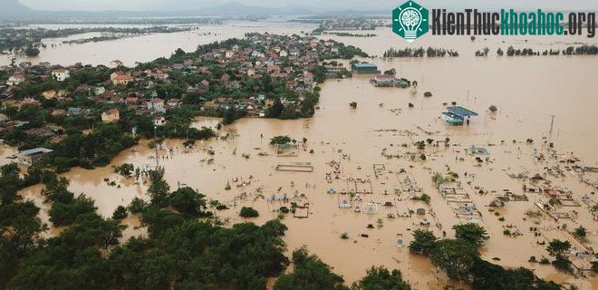 Chùm ảnh lũ lịch sử nhấn chìm đường sá, ngập hàng ngàn ngôi nhà ở Quảng Bình ảnh 4