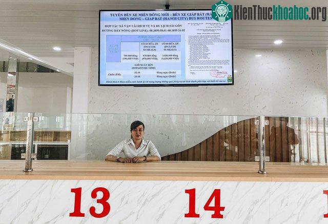 Quầy bán vé có màn hình ti vi để cung cấp thông tin giá vé, hãng xe, lộ trình,...