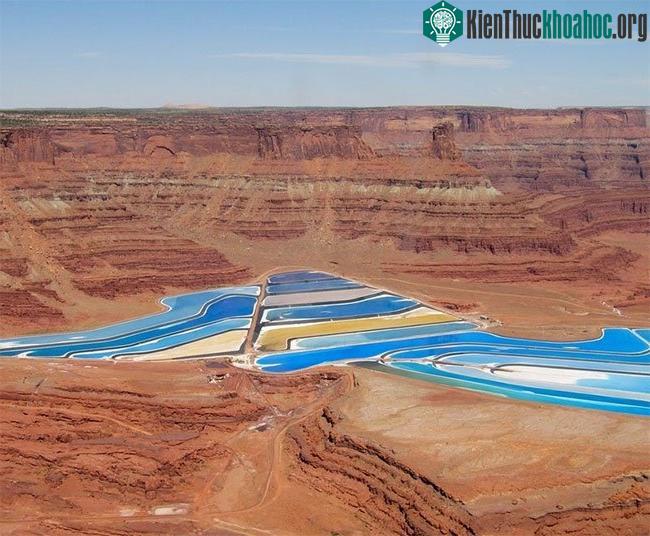 Hồ nước nhiều màu sắc nổi bật giữa vùng núi đá ở bang Utah, Mỹ.