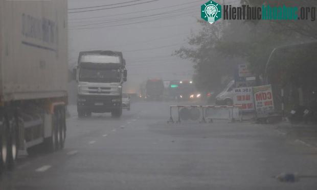 Chùm ảnh: Mưa lũ lịch sử ở Quảng Bình, nước ngập quốc lộ 1A hơn một mét, xe cộ chôn chân hàng km ảnh 4