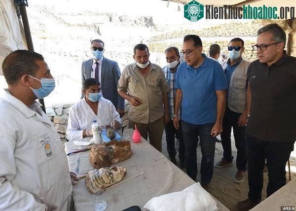 Thủ tướng Ai Cập Mustafa Madbouly và Bộ trưởng Bộ Du lịch và Cổ vật Khalid el-Anany đến khu vực trên để thị sát