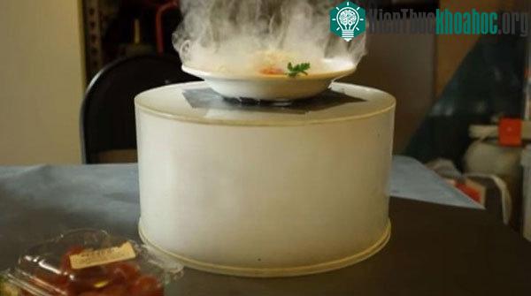 Hơi từ đĩa thức ăn được tạo ra với sự trợ giúp của máy phun sương