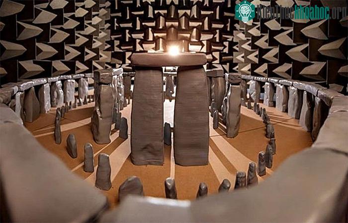 Quần thể Stonhenge có thể được sử dụng như nhạc cụ dạng bộ gõ để tạo ra các tiếng giống cồng chiêng kim loại.