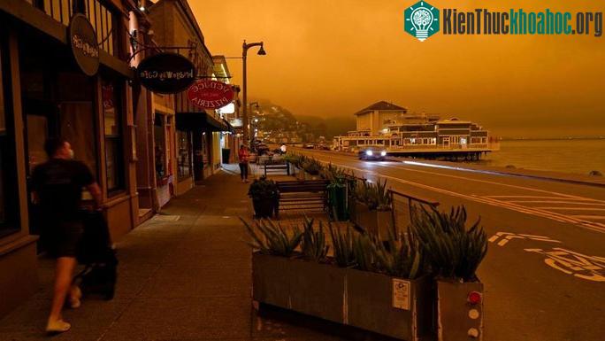 Đại lộ Bridgeway ở San Francisco ban ngày mà mịt mờ như đêm tối.