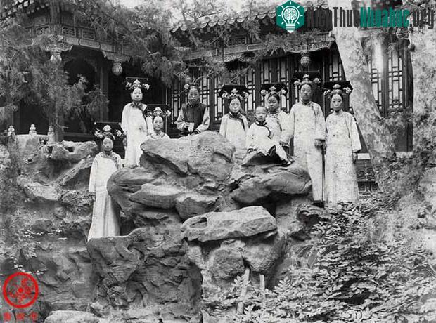 Long Dụ Thái hậu (áo đen) và Phổ Nghi lúc bé tại Hoa viên Kiến Phúc Cung.