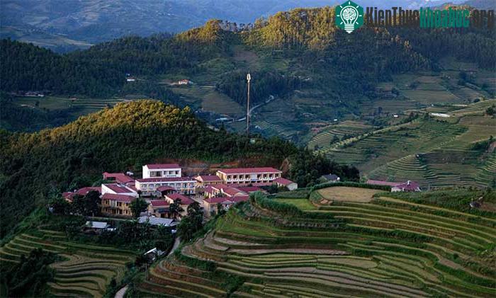 Ánh nắng cuối ngày còn sót lại trên những đỉnh núi xa xa