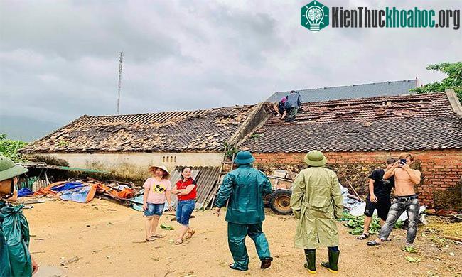 Chính quyền hỗ trợ bà con lợp lại mái nhà