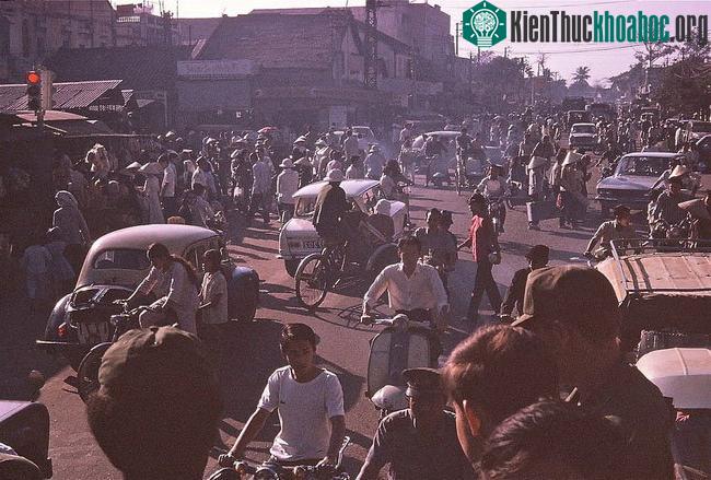 Công trường Hồng Bàng phía trước chợ Bà Chiểu giờ cao điểm, 1971.