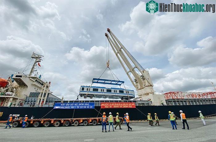 Cần cẩu chuyên dụng trên tàu Bayani bốc dỡ toa tàu Metro đầu tiên xuống