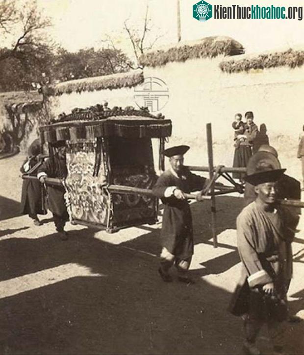 "Dùng kiệu lớn 8 người khiêng đi rước dâu" hóa ra chính là như thế này đây.