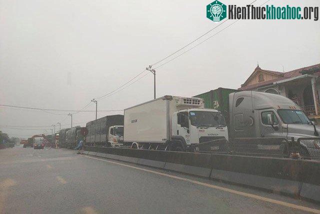 Chùm ảnh: Mưa lũ lịch sử ở Quảng Bình, nước ngập quốc lộ 1A hơn một mét, xe cộ chôn chân hàng km ảnh 5