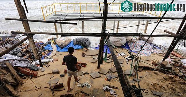 Nhà hàng của anh Nguyễn Ngọc Thịnh, phường Cẩm An bị sóng đáng sập xuống biển.