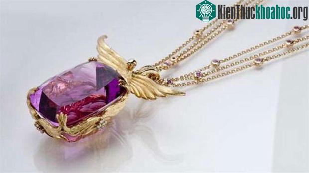 Sau khi tinh thể Kunzite được tạo hình và đánh bóng, nó trông vô cùng đẹp và rực rỡ.