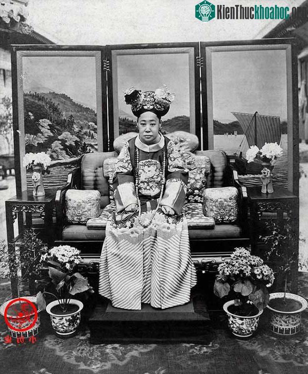 Sau khi nhà Thanh sụp đổ, Cẩn phi được tấn phong thành Đoan Khang Thái phi.