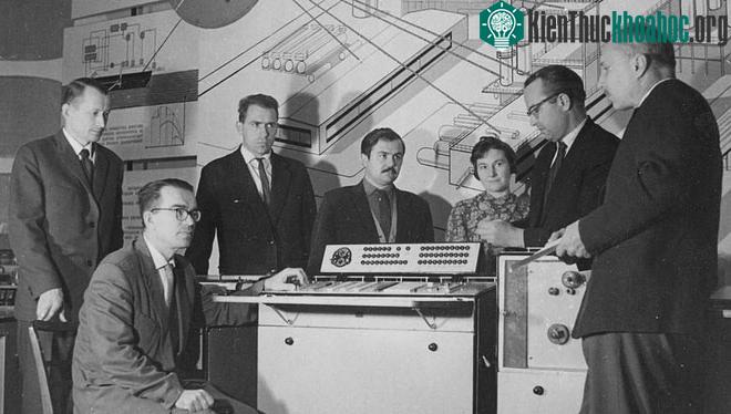 Ông Glushkov bên cạnh chiếc máy tính bàn Dnepr năm 1960.