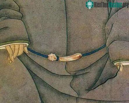 Đai lưng thời cổ đại thường đi kèm với những cái móc, giống như móc thắt lưng của thời hiện đại.