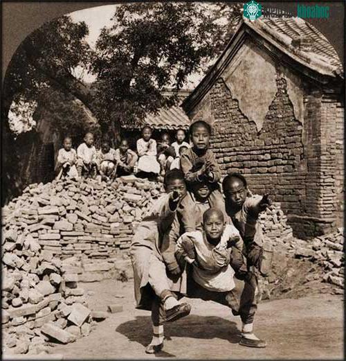Những đứa trẻ đang chơi cùng nhau.