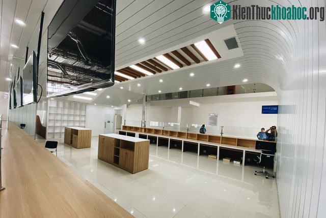 Bên trong quầy làm việc của nhân viên bán vé tại bến xe Miền Đông mới