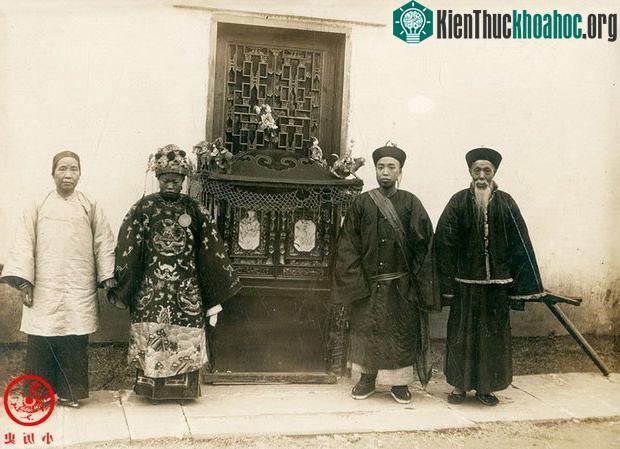 Tân lang và tân nương chụp ảnh cùng bố mẹ.
