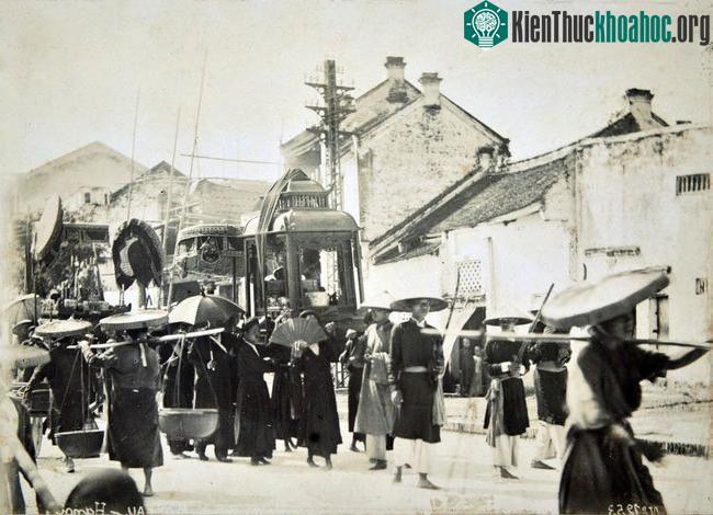 Một đám rước trên đường phố Hà Nội.