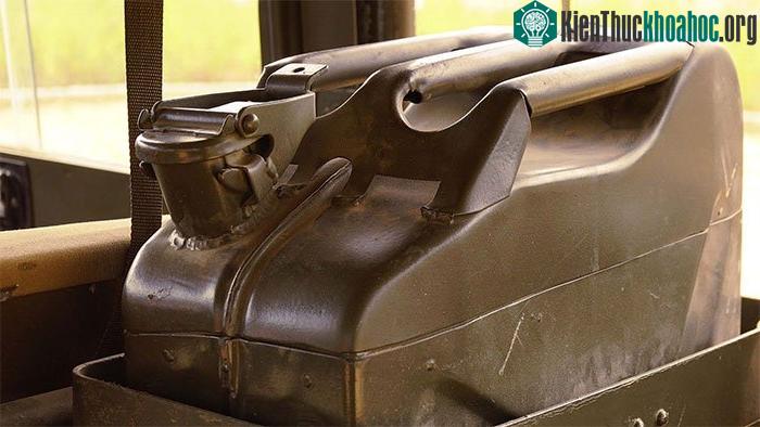 Phần gù lên nối đuôi tay cầm của can chính là một buồng khí.