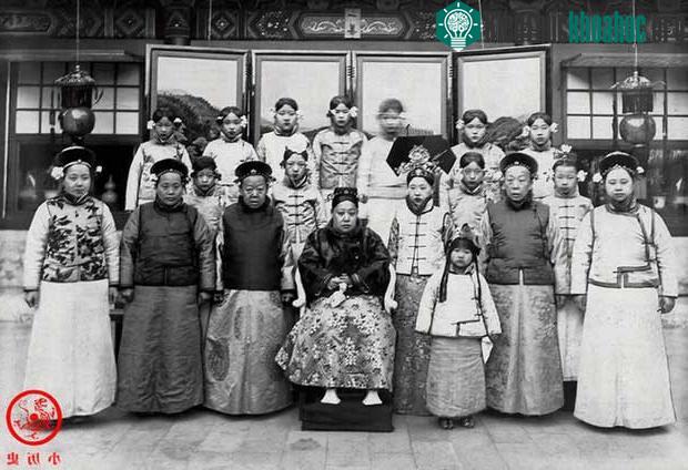 Đoan Khang Thái phi (giữa) chụp ảnh cùng người thân.