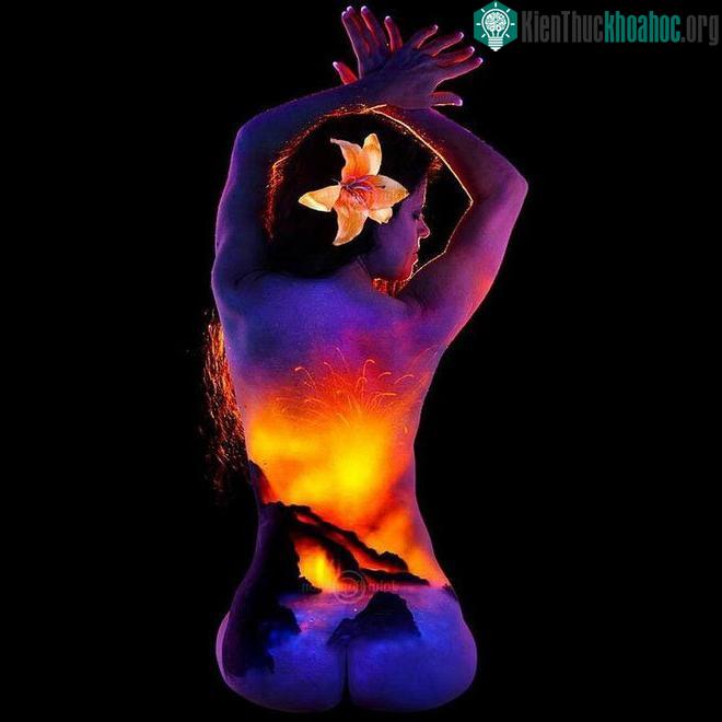 Chiêm ngưỡng loạt tác phẩm nghệ thuật body paiting đặc sắc chỉ "tỏa sáng trong đêm tối" ảnh 6