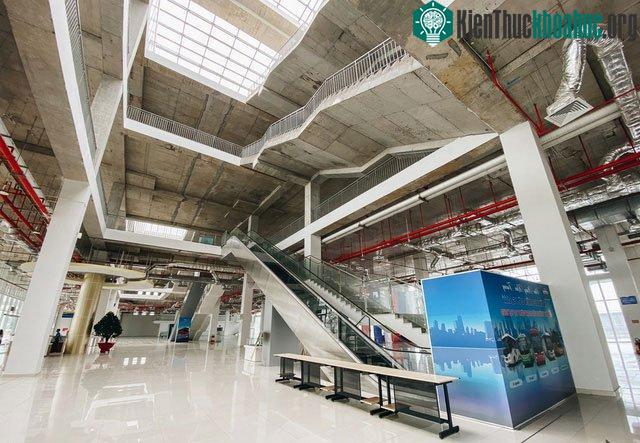 Không gian nhà ga trung tâm rất rộng, đặc biệt khu vực sảnh hành khách.