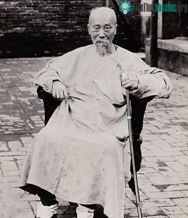 Những năm cuối đời, Lý Hồng Chương luôn phải có người theo sát hầu hạ