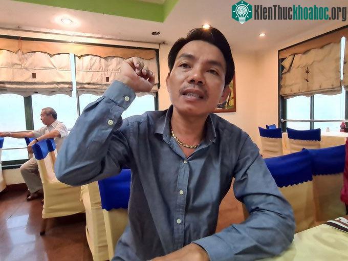 Anh Đỗ Trường Chinh bày tỏ nỗi lo khi nước biển dâng ở nhà xã Tịnh Khê, TP Quảng Ngãi.