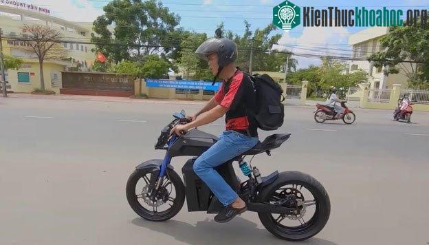 Alita được vận hành dựa trên động cơ điện công suất 2.000 W