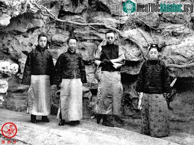 Đoan Khang Thái phi (trái) chụp ảnh cùng Phổ Nghi (thứ 2 từ trái sang) và một số người khác.