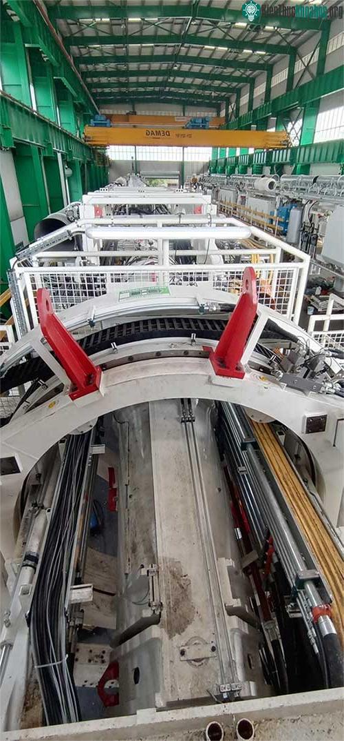 Sau đó, máy TBM được cẩu tải trọng lớn khoảng 500 tấn đưa qua 2 lỗ mở đã được đào sẵn cho xuống đến đáy ga