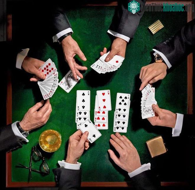 Thi đấu đánh bài cũng tiêu tốn nhiều năng lượng.