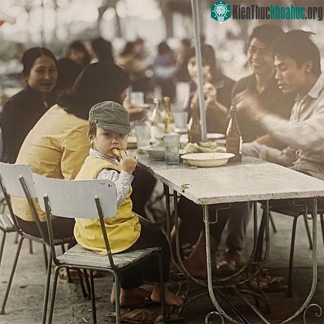 Người dân ăn sáng ở khu vực hồ Hoàn Kiếm năm 1975.