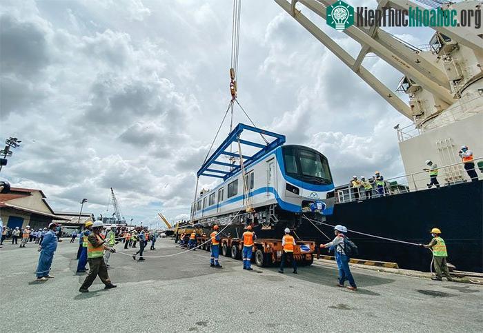 Việc bốc dỡ tàu cần nhiều nhân lực tham gia