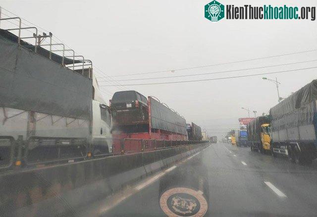 Chùm ảnh: Mưa lũ lịch sử ở Quảng Bình, nước ngập quốc lộ 1A hơn một mét, xe cộ chôn chân hàng km ảnh 8