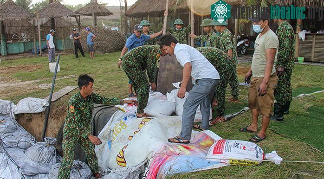 Chính quyền huy động bộ đội gia cố lại bờ biển