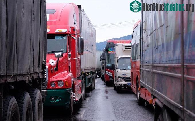 Các phương tiện ùn ứ đoạn qua xã Cam Thịnh Đông, TP Cam Ranh lúc 7h sáng nay.