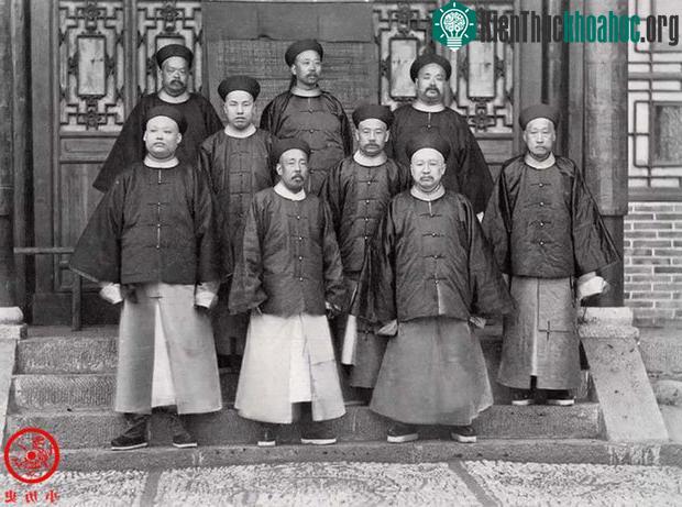 Ảnh các quan văn được chụp vào năm 1886.